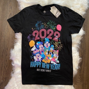 Disney Parks NWT New‎ Years t-shirt Disney World fireworks men’s size small